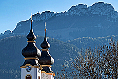 Kampenwand mit der Kirche in Aschau