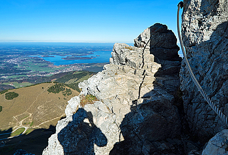 Blick vom Kampenwand Klettersteig hinunter zum Chiemsee