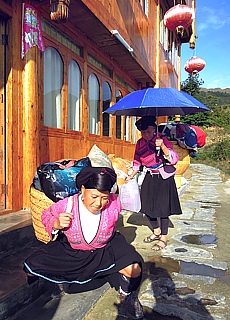 Porter women with a heavy load in Longshen