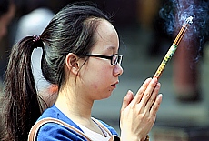 Meditation with incense sticks im Longhua Temple