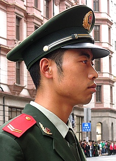 Polizist in der Nanjing Road in Shanghai