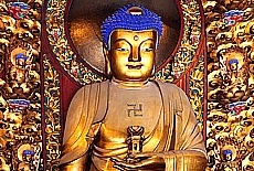 Buddha mit Mahnmal auf der Brust im Longhua Tempel