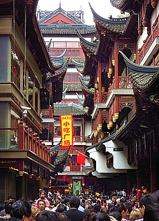 Crowds in the pedestrian area of Shanghai