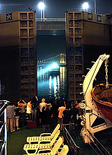 Gigantische Schleusentore auf der Yangtze Kreuzfahrt