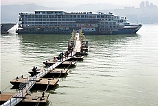 Yangtze Kreuzfahrtschiff beim Anlegen in Fengdu
