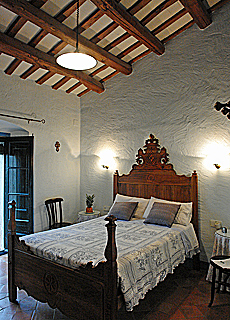 Rustic bedroom Can Massa in the village La Pera