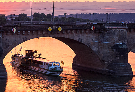 Schsische Dampfschifffahrt im Sonnenuntergang am Elbufer