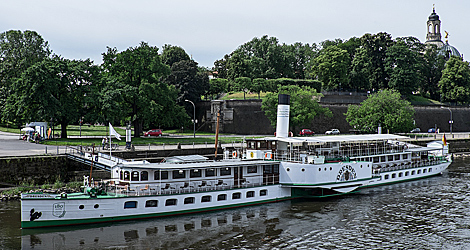 Schaufelraddampfer an der Elbpromenade in Dresden