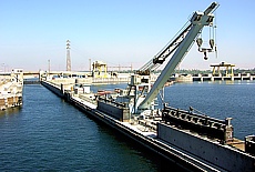 Crane in the lock chamber of Esna