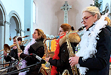 Saxophon Spielerinnen am Altar der St.Maximilian Kirche