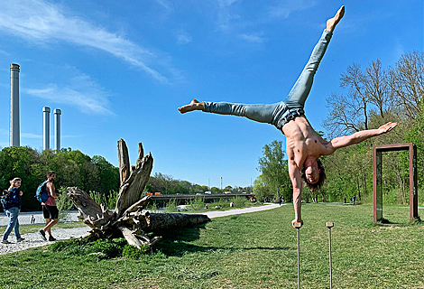 Fitness Training and Acrobatics at river Isar