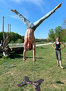 Fitness Training and Acrobatics at river Isar