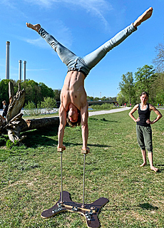 Fitness Training and Acrobatics at river Isar