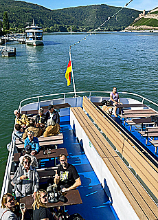 Rhine shipping from Ruedesheim to the Loreley