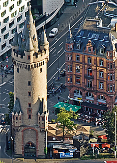 Zeppelin ber dem Eschenheimer Turm