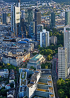 Zeppelin ber der Frankfurter Oper