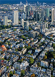 Zeppelin ber der Skyline von Frankfurt