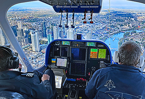 Zeppelin Flug Frankfurt Piloten im Cockpit