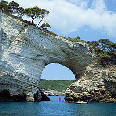 Natuerlicher Torbogen Architiello San Felice im Gargano