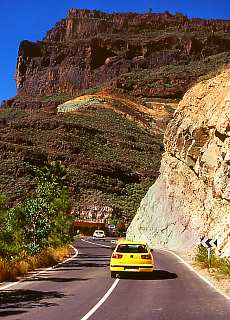 Coloured rocks on the way to Agaete