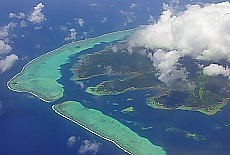 Blick aus dem Flugzeugfenster auf Huahine