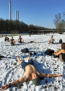 Yoga and gymnastics in the snow