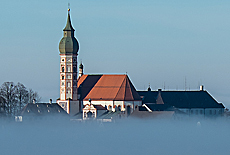 Blick vom Mornenhgel zum Kloster Andechs im Morgennebel