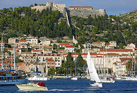 Hafen von Hvar mit der Festung Spanjola