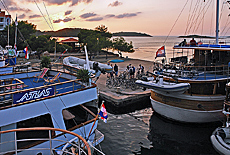 Sonnenuntergang am Hafen von Pomena