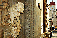 Nackte Dame und Lwe am Portal der Kathedrale in Trogir