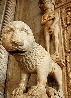 Nackte Dame und Lwe am Portal der Kathedrale in Trogir