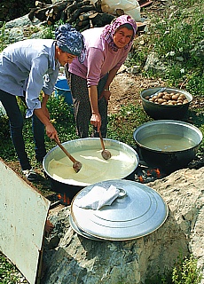 Peasant women cooking in agiz