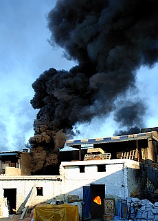 Dicke Rauchschwaden über der Töpferei in Fez