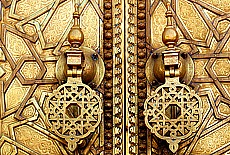 Verschlossene Messing Tore zum Königspalast in Fez