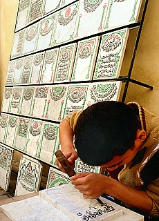 Steinmetz bearbeitet Marmorplatten mit Gebeten