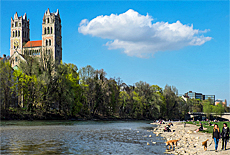 Frhlingsspaziergang entlang der Isar bei der St. Maximilian Kirche