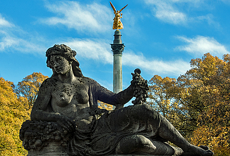 Goldener Friedensengel im Herbst