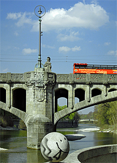 Frhlingsspaziergang entlang der Isar bei der Maximiliansbrcke