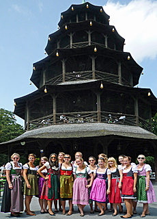 Farbenfrohe Dirndl vor dem Chinesischen Turm