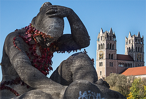 Statue with red ivy plant autumn dress on the Wittelsbach bridge