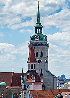 Blick von der Dachterrasse des Mandarin Hotel auf den Alten Peter