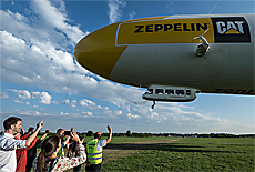 Passagiere winken zum Zeppelin Start
