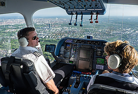 Zeppelin Pilot und Stewardess im Cockpit