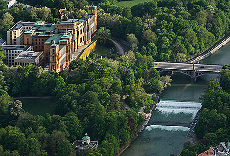 Maximilianeum mit Isar