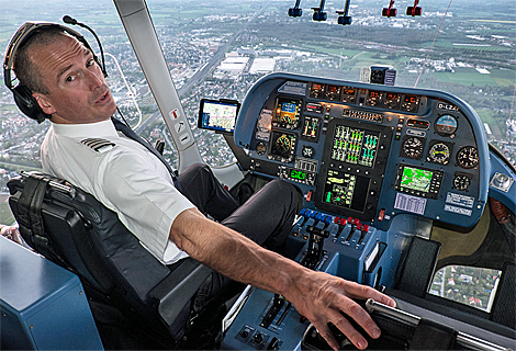 Pilot im Cockpit beim Zeppelin Sunset Flight