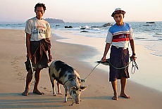 Spaziergang am Strand von Nge Saung