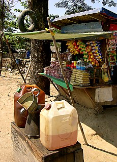Originelle Tankstelle am Strassenrand