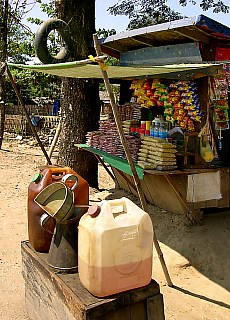 Originelle Tankstelle am Strassenrand