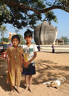 Kleine Souvenirhndler in Mingun