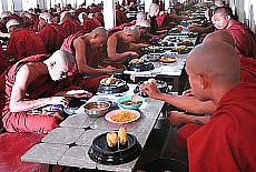 Speisung im Mahagandhayon Monastery
